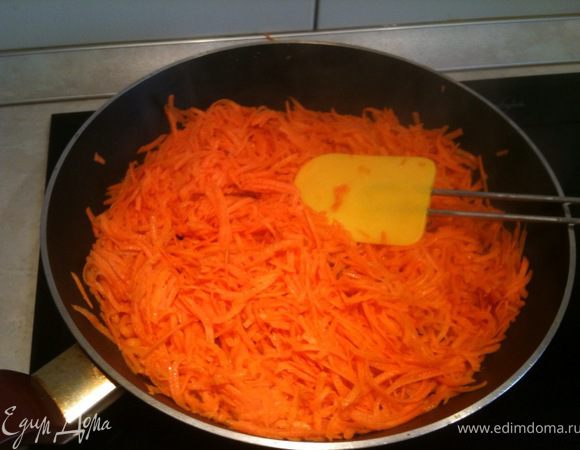 Морковь слегка обжарить на растительном масле (около 2 минут). Остудить.
