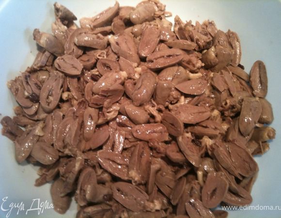 Сердечки нарезать тонкими лепесточками.