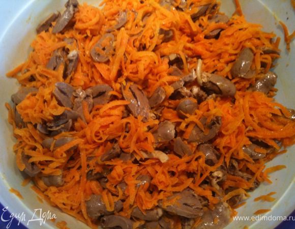 Смешать морковь с нарезанными сердечками.