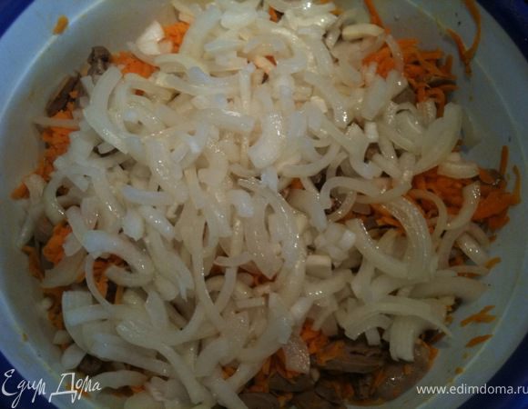 Добавить маринованный и слегка отжатый лук.