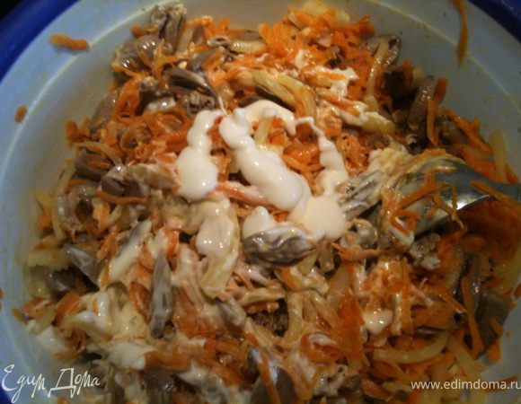 Заправить майонезом по вкусу. Если нужно досолить.