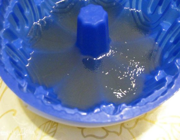 Подготовить силиконовую форму - ошпарить кипятком, высушить и поставить на блюдо. В кастрюльке подогреть шампанское и ликер, растворить желатин, охладить, залить в форму, остудить и поставить в холодильник до полного застывания