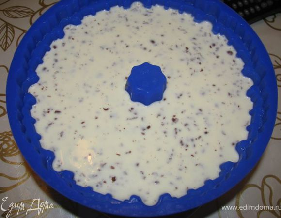 На крупной терке натереть шоколад. Взбить сливки с сахарной пудрой. В молоке растворить желатин, добавить его тонкой стрйкой в сливки - взбить. Аккуратно вмешать шоколад и выложить в форму поверх земляничного слоя - оставить в холодильнике до застывания.                                 