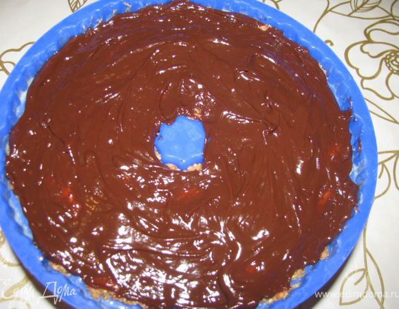  На водяной бане растопить шоколад, добавить сливки, перемешать и залить поверх печенья с миндалем - поставить в холодильник до застывания.     