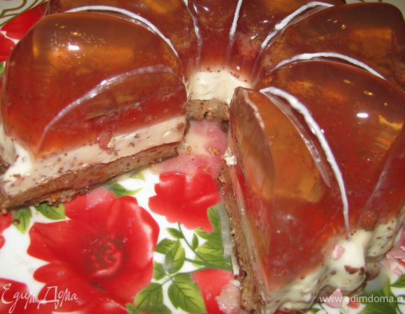  Готовый десерт достать из холодильника, окунуть форму в горячую воду на 15-20 секунд и аккуратно перевернуть на блюдо. Все - десерт готов. Можно наслаждаться!