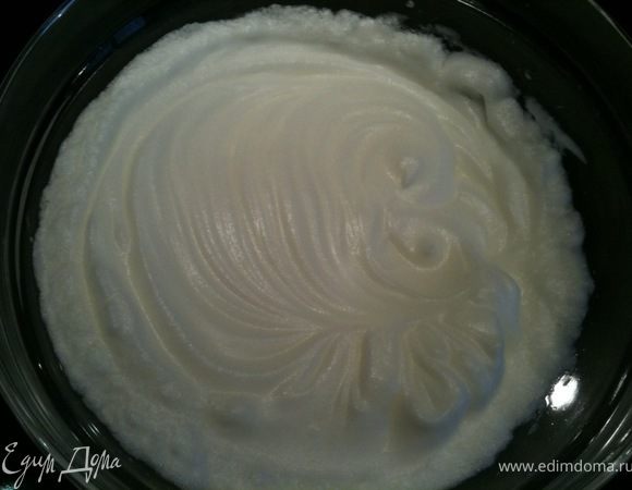 Белки отделить и взбить до устойчивых пиков. Поставить в холодильник.