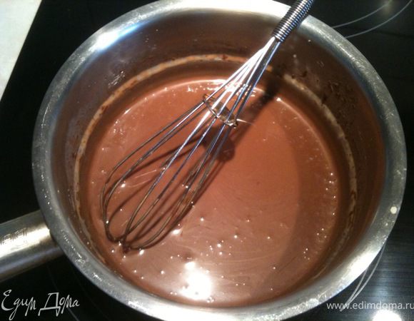 100 мл сливок разогреть и растопить в них шоколад, постоянно помешивая, до однородной массы. Остудить.
