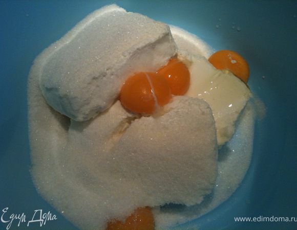 Смешать творог, желтки, сахар и крохмал.