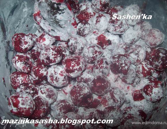 Вишню не размораживая высыпать в миску и смешать с сахаром и крахмалом. По желанию можно добавить не много корицы