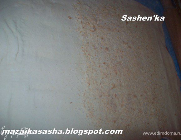 слоеное тесто раскатать в прямоугольник и одну половину присыпать панировочными сухарями (я делая панировочные сухари сама http://www.edimdoma.ru/recipes/29752)