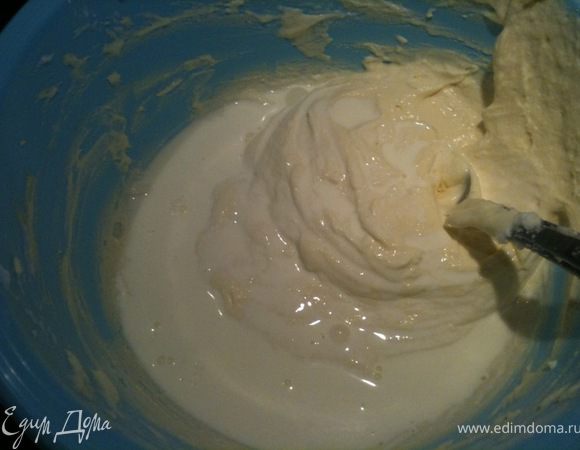 Разделить творожную массу на 2 части. В первую часть добавить оставшиеся 100 мл сливок. Перемешать.
