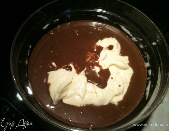 Во вторую часть добавить растопленный шоколад. Перемешать.
