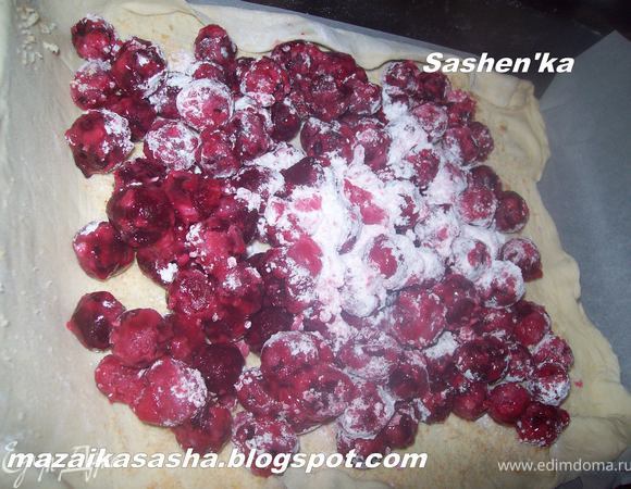 Выложить вишню ровным слоем на панировочные сухари. Оставьте по краям не много места для скрепления теста.) Лучше это делать уже в форме в которой вы будете выпекать иначе штрудель трудно перекладывать. Хотя я в следующий раз разрежу тесно на две части, так проще с ним работать.)))