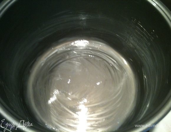 Кастрюльку мультиварки хорошо смазать сливочным маслом.