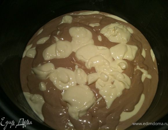 Выкладывать творожные массы чередуя между собой. В произвольном порядке.