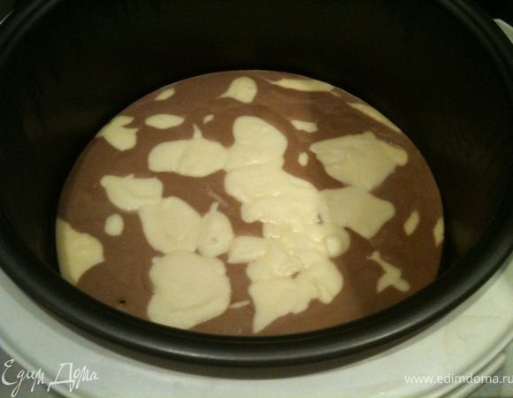 Выпекать 65 минут на режиме "Выпечка". По истечение времени, мультиварку выключить, но не открывать еще 1 час.