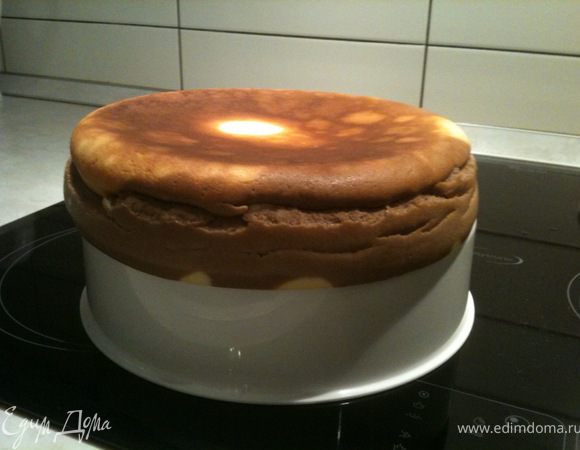 По истечение времени, открыть мультиварку и перевернув кастрюльку на решетку пароварки достать десерт. Остудить.