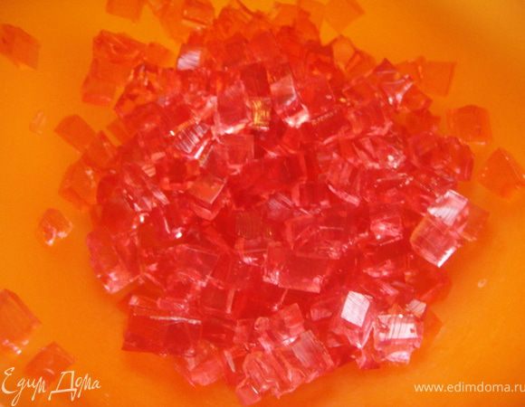 Желатин порезать на маленькие кубики.