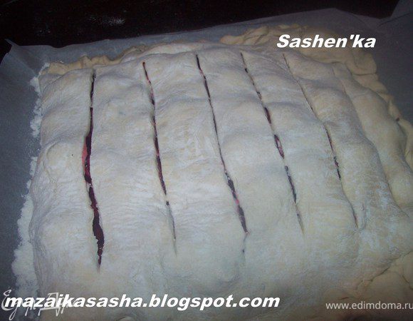 Сделать поперечные разрезы через каждые 2-3 см. Перед выпечкой смазать яичным желтком , но я это сделать забыла.)))). Разогреть духовку до 180 градусов и выпекать наш штрудель 20-25 минут. Можно проткнуть  вилкой в нескольких местах перед выпечкой