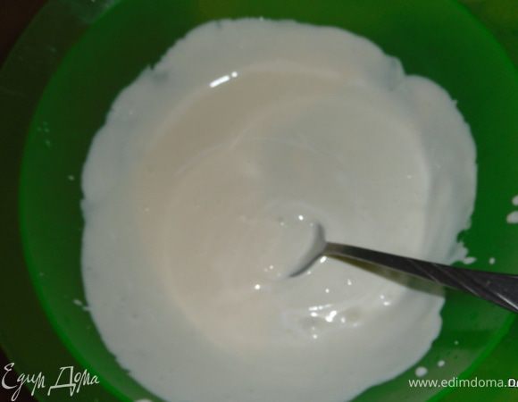 Смешать сметану с майонезом.
