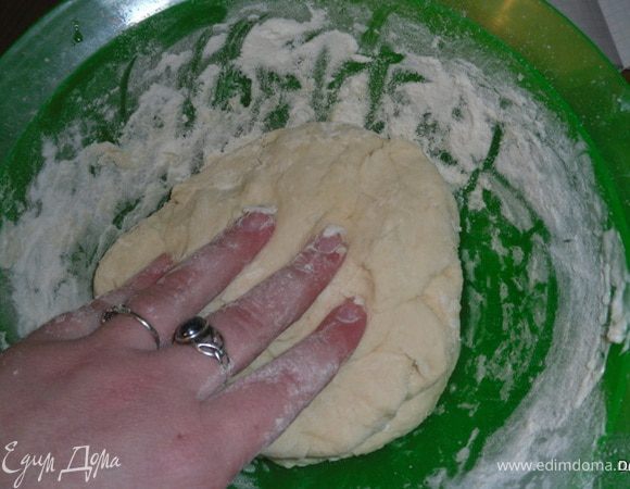 Всыпать муку и замесить эластичное мягкое тесто .