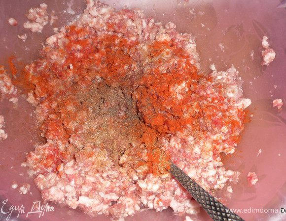 Очистить лук и чеснок...К фаршу добавить перекрученный через мясорубку(или блендер) лук с чесноком. Посолить, поперчить. 