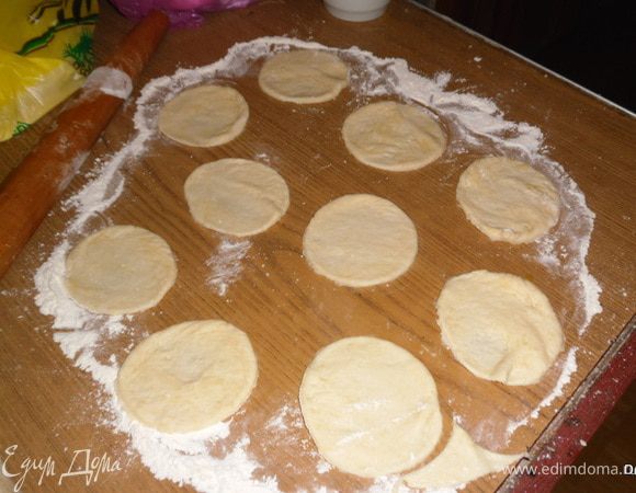 Раскатать часть теста и вырезать кружкой кружочки. 