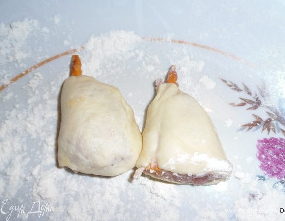 Разрезать каждый защипанный кружочек с фаршем пополам. 



