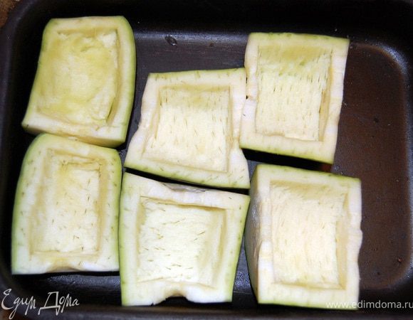 Кабачок режим на порционные кусочки поперек, и каждый кусочек вдоль. Мякоть выковыривается. 