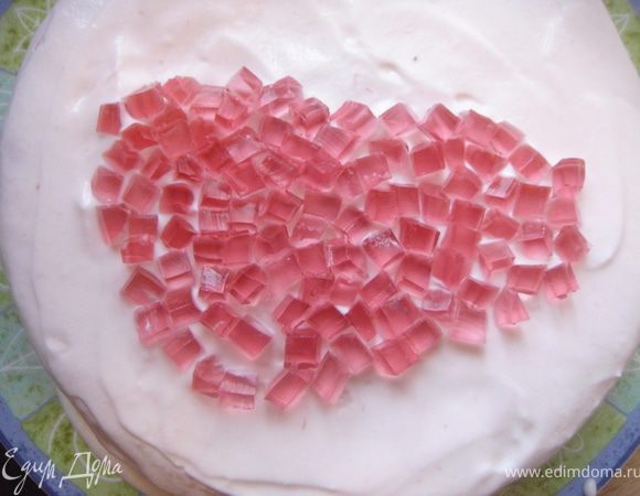 Украсить торт желатиновыми кубиками.