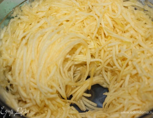 Потереть на крупной терке кабачок и выжать из него сок.