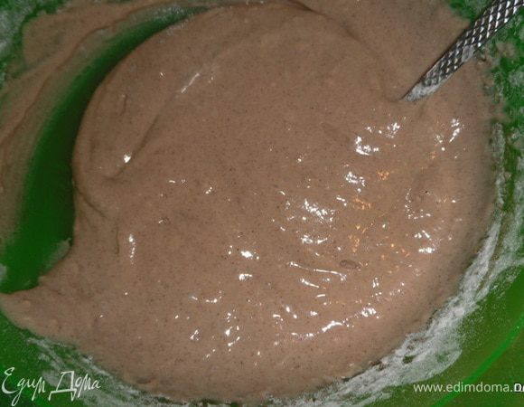 Заранее (чтобы успело застыть) готовим желе по инструкции на упаковке.Ставим в холодильник для застывания и как только начнет схватываться переливаем в фору нужного диаметра, застеленную полиэтиленовой пленкой.Также со вторым.



Для темных коржей.. Яйца растереть с сахаром, добавить сметану, сгущенку, соду, соль и какао, перемешать.Добавить муку и замесить тесто.