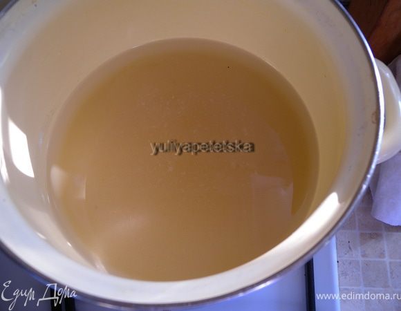 Бисквит. У меня полуторная "доза". Вообще это тот же, что и http://www.edimdoma.ru/recipes/17392, только последнее время я делаю не с сахаром и в конце кипятком заливаю, а сначала сироп делаю и заливаю в конце уже ним. Так сахар лучше растворяется.  Итак, варим сироп из воды и сахара. Сахар просто залить водой, поставить на огонь, помешивать. Прокипятить буквально пару минут. Сахар сам растворится. 