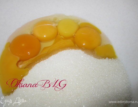 Приготовить бисквит.
Яйцо, желтки, сахар взбить в белую пену.