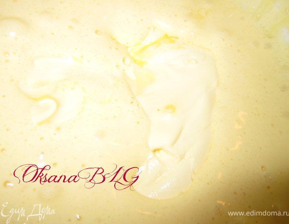 Добавить растопленый маргарин.