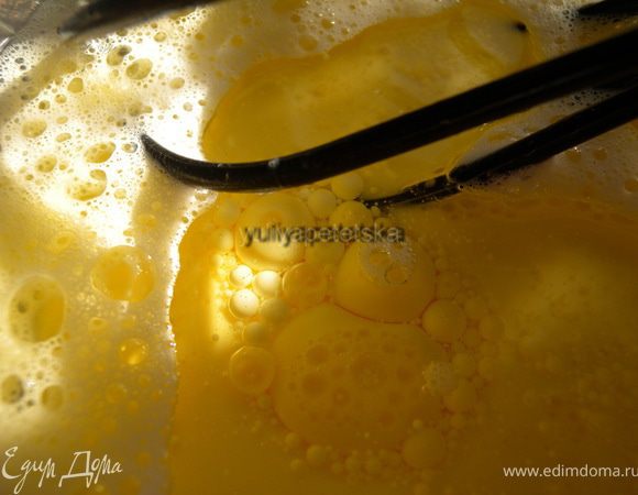 Добавить растительное масло и еще раз взбить. Это можно делать и миксером. Но я делаю просто венчиком. Тут не надо взбивать как в обычном бисквите. Я уже говорила, что этот бисквит может сделать и школьница без навыков и миксера. 