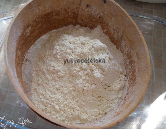 Просеять муку.