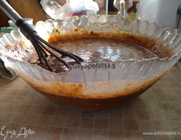 Влить горячий сироп тонкой струйкой (с дымком, если он успел остыть - прогрейте) постоянно помешивая энергично тесто. Перемешать до однородности. Во многих местах пишут. чтобы быстро перемешать и быстро в духовку. Не знаю почему так. Я не спешу. Даже успеваю сфоткать. 