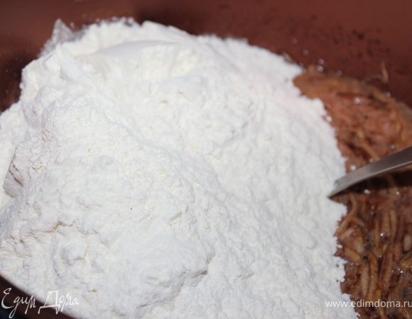 Потом добавить муку и хорошенько перемешать.