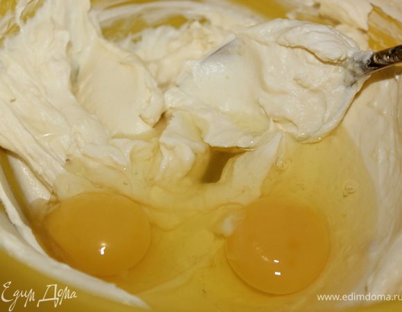 Добавить яйца, перемешать. 