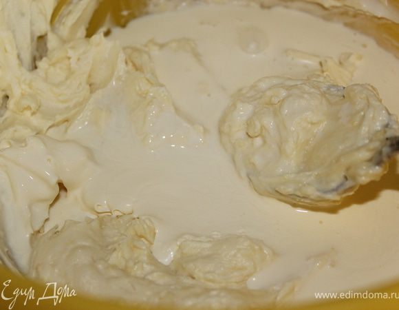 Добавить сливки и ванильный сахар. И опять все перемешать.