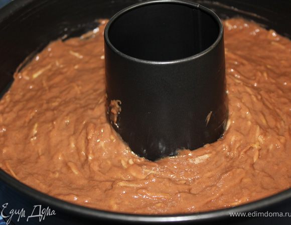 Смазать форму для кекса сливочным маслом и выложить половину нашего теста кабачкового.