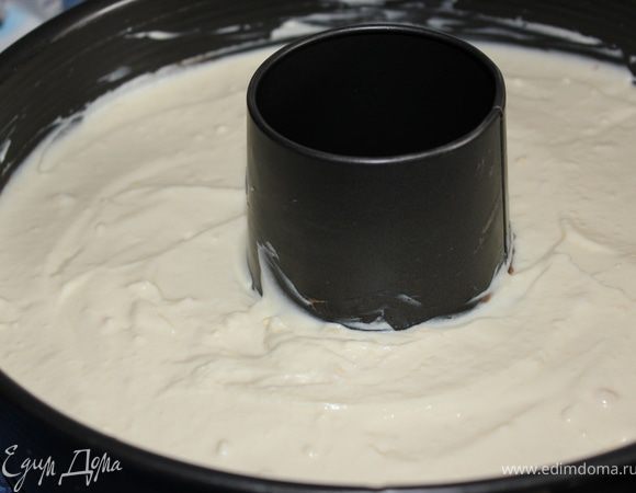 На эту половину выложить крем и аккуратно разровнять.