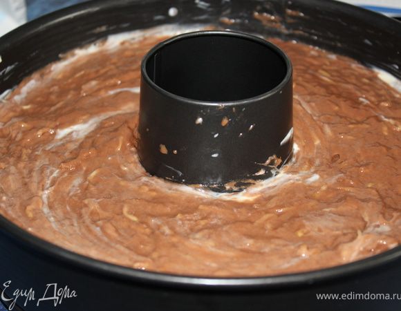 На крем выложить оставшееся тесто и тоже аккуратно разровнять.