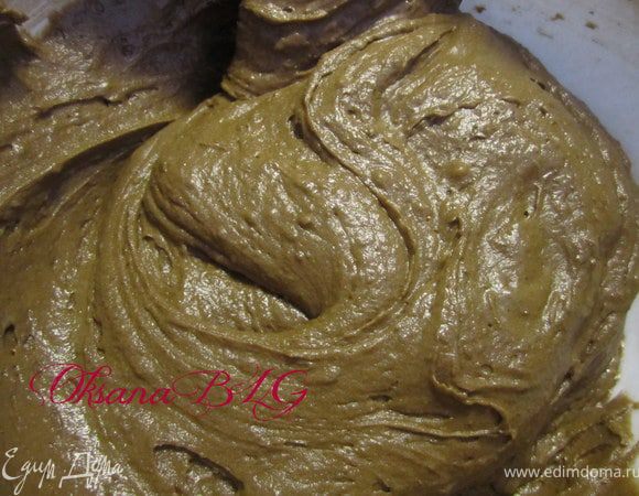 Тесто разделить на две части. Выпечь два коржа. 