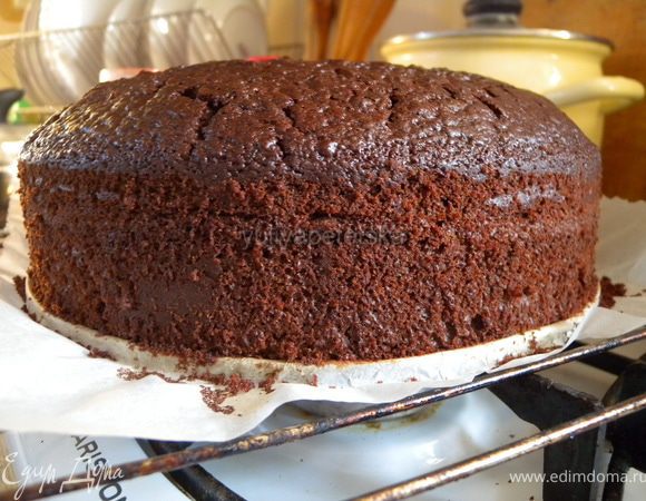 Бисквит получился то, что надо - большой!!! Около 1800 г. Снять бок формы и вытащить дно. 