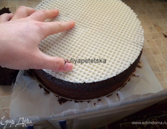 Накрыть коржом (можно без него. Просто потом легче на поднос перекладывать). Накрыть дном от формы. 