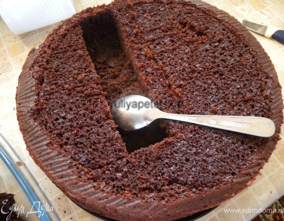 Вырезать внутрянку. У меня идея божьей коровки. Мне нужно вырезать по форме крылышек. 