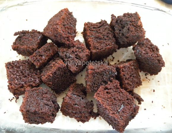 Из внутренней части коржа взять немного   бисквита, 