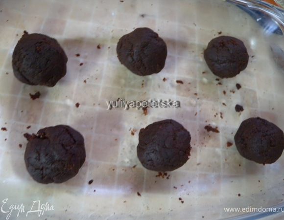 полить его сливками и скатать 6 шариков. Они пойдут во внутрь коровки. 